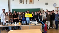 Vortragender Matthias Bergthaler mit Schülerinnen und Schülern der 2a-Klasse der Mittelschule Zurndorf. 