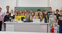 Vortragender Matthias Bergthaler mit Schülerinnen und Schülern der 2a-Klasse der Sportmittelschule Oberschützen. // Foto © WKB 
