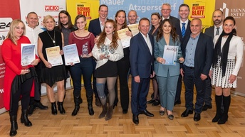 Bezirks Business Award Gewinner:innen auf der Bühne