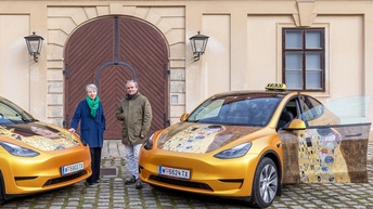 Generaldirektorin Stella Rollig mit Nikolaus Norman, Inhaber von Taxi 31300 