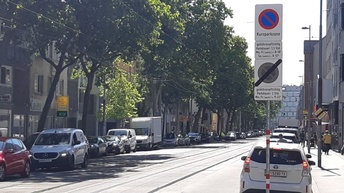 Erich Mähnert vor Kurzparkzone Donaufelderstraße