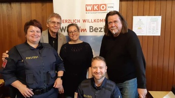 v.r.n.l.: Rvl. Nicole Prey (Grätzlpolizistin PI Hermann-Bahr-Straße), Hans Höfer (Obmann der Einkaufsstraßenvereine IG Jedlesee & IG Spitz), Ing. Katharina Graber (WK Wien-Bezirksobfrau Floridsdorf), Ing. Daniel Redl (Sicherheitskoordinator Floridsdorf), Helmut Lapatschka (WK Wien-Bezirksobfrau Floridsdorf Stellvertreter)