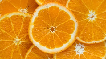 Nahaufnahme übereinander liegender aufgeschnittener Orangenscheiben