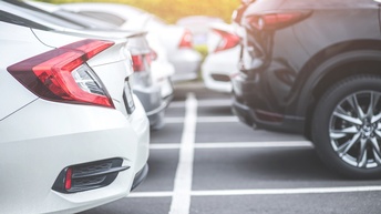 Parkende Autos auf einem Parkplatz, Fokus auf Heck, Kofferraum