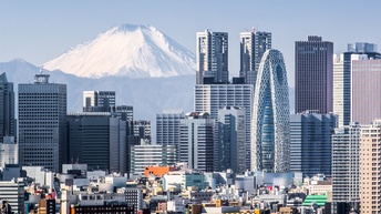 Stadtlandschaft von Tokyo mit Hochhäusern und Blick auf Mount Fuji in der Ferne