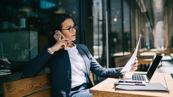 Person sitzt vor Laptop und arbeitet