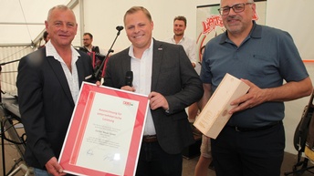 Günter Mayer erhält von WK-RSTL Martin Heidinger und WB-Obm. Thomas Pichler die Urkunde überreicht