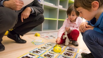 Kinder die sich mit einer Aufgabe beschäftigen.