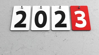 Grafik der Jahreszahl 2023 auf hellgrauem Hintergrund. Die Zahl 3 ist rot hinterlegt