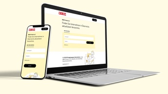 Aufgeklapptes Notebook mit an Monitor lehnendem Smartphone, auf Displays Ansichten der Website WKO Firmen A-Z: WKO Logo in weißer Schrift auf rotem Hintergrund, darunter weißgelbe Website Bereiche mit Illustrationen von Personen