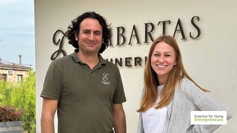 Markos Zambartas und Viktoria Konrad stehen vor der Hausmauer der Zambartas Wineries