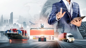Geschäftsmann berührt virtuelle Bildschirmweltkarte der globalen Logistiknetzwerkverteilung, Containerfrachtschiff im Industriehafen für Logistik-Import-Export-Hintergrund, intelligentes Technologiekonzept