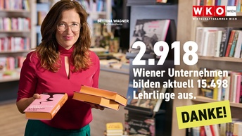 Frau Wagner präsentiert die Bücher