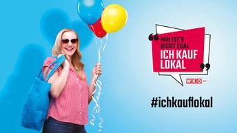 Frau hält bunte Luftballons vor blauem Hintergrund. Mit dem Logo Mir ist's nicht egal - ich kauf lokal.