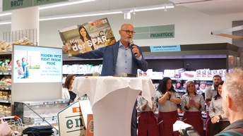 SPAR-Leiter Werbung/Information Hannes Glavanovits am Rednerpult