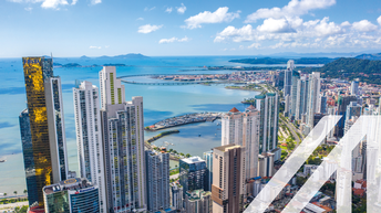 Blick auf Panama City mit vielen modernen Hochhäusern, gelegen am Pazifik, blauer Himmel mit Wolken im Hintergrund