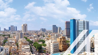 Blick auf eine moderne Stadt mit hohen Gebäude, Wohnhäusern und eine befahrene Straße in Tel Aviv