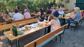 Menschen im Gastgarten