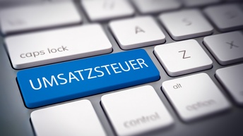 Detailansicht einer Computertastatur mit Taste Umsatzsteuer