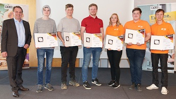 Gruppenfoto von mehreren Personen mit Zertifikaten in Händen