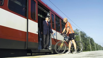 Bahn und Radfahrer