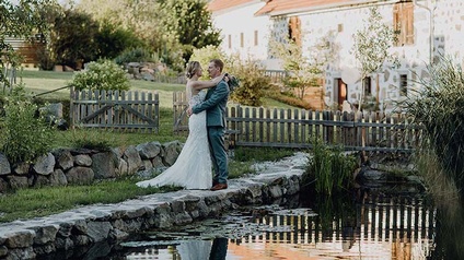 Hier sieht man ein Hochzeitspaar am Lester Hof.