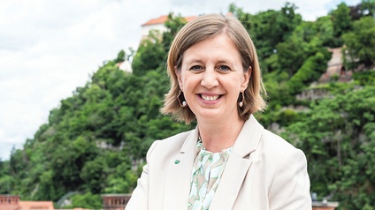 Tourismus-LR Barbara Eibinger-Miedl  vor Graz-Hintergrund