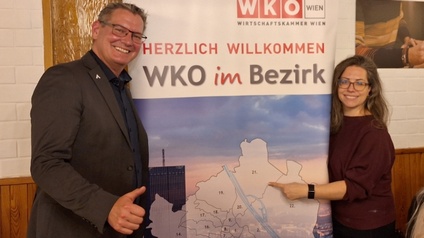 Bezirksvorsteher Georg Papai und Bezirksobfrau Katharina Graber vor einem WKOimBezirk Roll Up