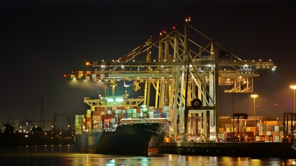 Containerschiff in Hamburger Frachthafen