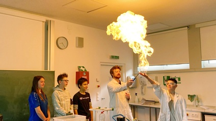 Vortragender Matthias Bergthaler mit Manuela Jasmin Magdalena Weigl (2a-Klasse), Alexander Böhm (3cs-Klasse), Maximilian Ulreich (2a-Klasse) (v. l.) und Jeremias Pichler (r., 3cs-Klasse) von der Sportmittelschule Oberschützen. // Foto © WKB