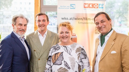 4 Menschen beim Sommerempfang der Fachvertretung Wien Film- und Musikwirtschaft am Badeschiff 