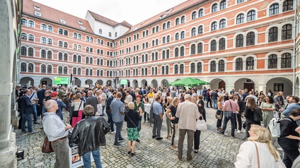 Menschentrubel in einem Grazer Innenhof