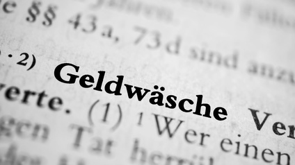 Close-up des Wortes Geldwäsche aus einem Gesetzestext