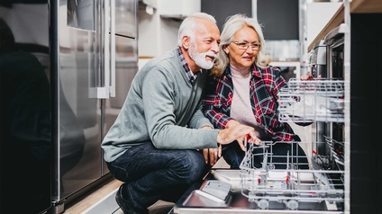 Senioren beim Kauf einer Geschirrspülmaschine