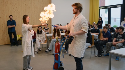 Vortragender Matthias Bergthaler mit Marie Maszlovits von der 3a-Klasse der Mittelschule Neudörfl. // Foto © WKB