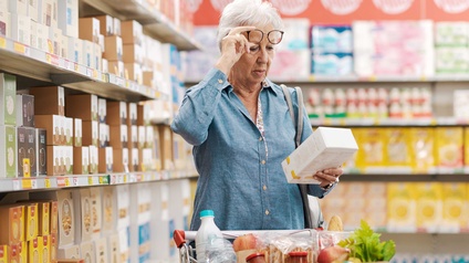 Eine ältere Frau beim Einkaufen