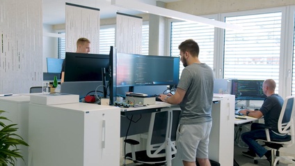 Mitarbeiter an PCs in den modernen Räumlichkeiten