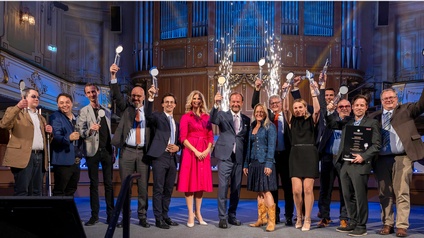 Siegesfoto auf der Bühne im Congress