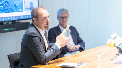 Jürgen Roth (l.), Obmann der Fachgruppe Energiehandel, und Stefan Hausberger von der TU Graz, präsentieren den biogenen Diesel-Ersatz HVO100 - hier als eine klare Flüssigkeit in einer Flasche.