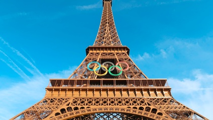 Eiffelturm mit olympischen Ringen