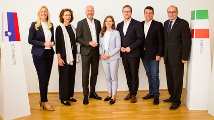 Diane Tiefenbacher, Leiterin der Bezirksstelle Wolfsberg, Hemma Kircher-Schneider, Leiterin Außenwirtschaft, die Wirtschaftsdelegierten Christoph Plank (Italien), Claudia Angermayr (Slowenien) und Gerhard Schlattl (Kroatien) sowie Bezirksobmann KommR Gerhard Oswald und KommR Manfred Kainz, Obmann der WK-Regionalstelle Deutschlandsberg.