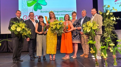 Bundeslehrlingswettbewerb der Floristen 2024 in Kärnten: Menschen auf einer Bühne mit Blumen