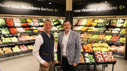 Kaufmann Andreas Vorderegger (im Bild mit Spartengeschäftsführer Johann Höflmaier) hat mit Unterstützung der Nahversorgerförderung seine Adeg Märkte in Wald im Pinzgau und in Königsleiten umgebaut.  