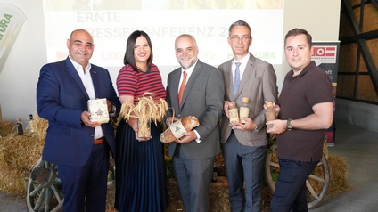 Hannes Mosonyi (Obmann des burgenländischen Agrarhandels), Landeshauptmann-Stv. Astrid Eisenkopf, Matthias Grün (PANNATURA), Mario Winkler (Österreichische Hagelversicherung) und Martin Pinczker (Bioproduzent) (v. l.).