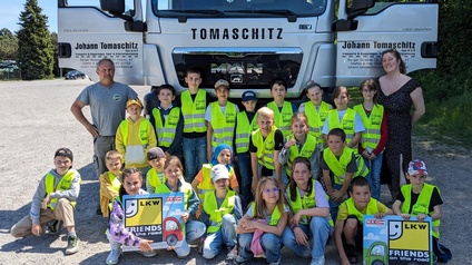 Lkw-Fahrer Bernd Götz und Klassenlehrerin Julia Tschida mit den Kindern der 3a-Klasse der Volksschule Kittsee. // Foto © WKB 