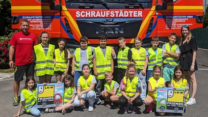 Klassenlehrerin Lara Jäger und Lkw-Fahrer Markus Tibor mit den Kindern der 3. Klasse der Volksschule Wimpassing. 