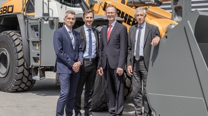 Die vier Geschäftsführer des Liebherr-Werks Bischofs­hofen am Firmengelände: Peter Schachinger, Martin Gschwend, Manfred Santner und Herbert Pfab (v.l.)