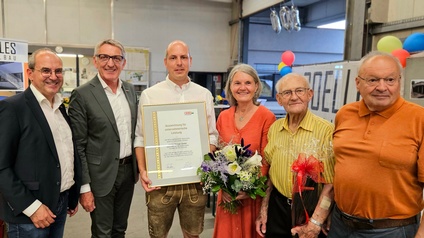 WKO-Präsident Josef Herk überreichte Metallbau Gölles eine Ehrenurkunde zum 100-jährigen Jubiläum.