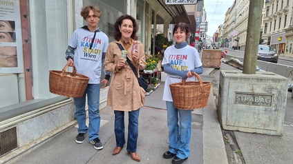 BO Judith Edelmann mit zwei Promotor:innen auf der Strasse und einer Eisteedose in der Hand