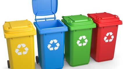 Illustration von vier verschiedenfarbigen Mülltonnen in gelb, blau, grün und rot mit Recyclingzeichen an den Vorderseiten - drei im Kreis verlaufende weiße Pfeile; die blaue Mülltonne hat den Deckel geöffnet, allesamt auf weißem Hintergrund